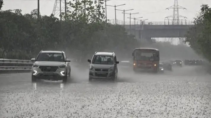 UP Weather: यूपी में मौसम फिर बदलेगा करवट, तेज हवाओं के साथ बारिश के आसार